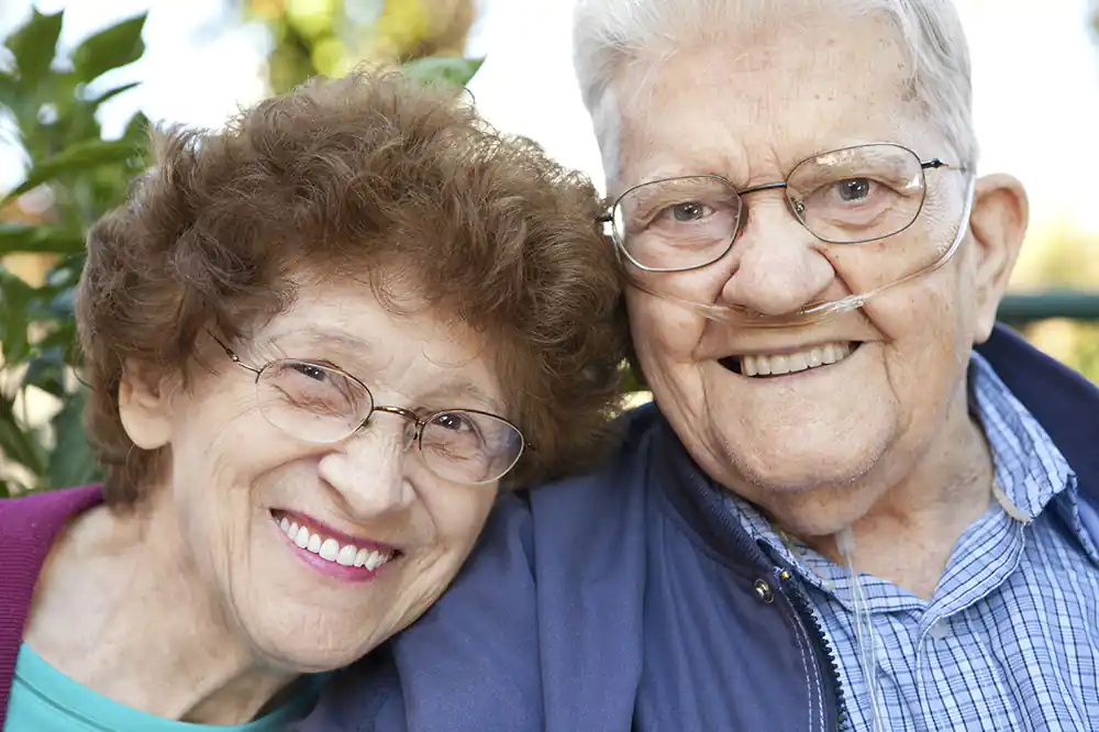 Paciente feliz con tratamiento para la fibrosis pulmonar