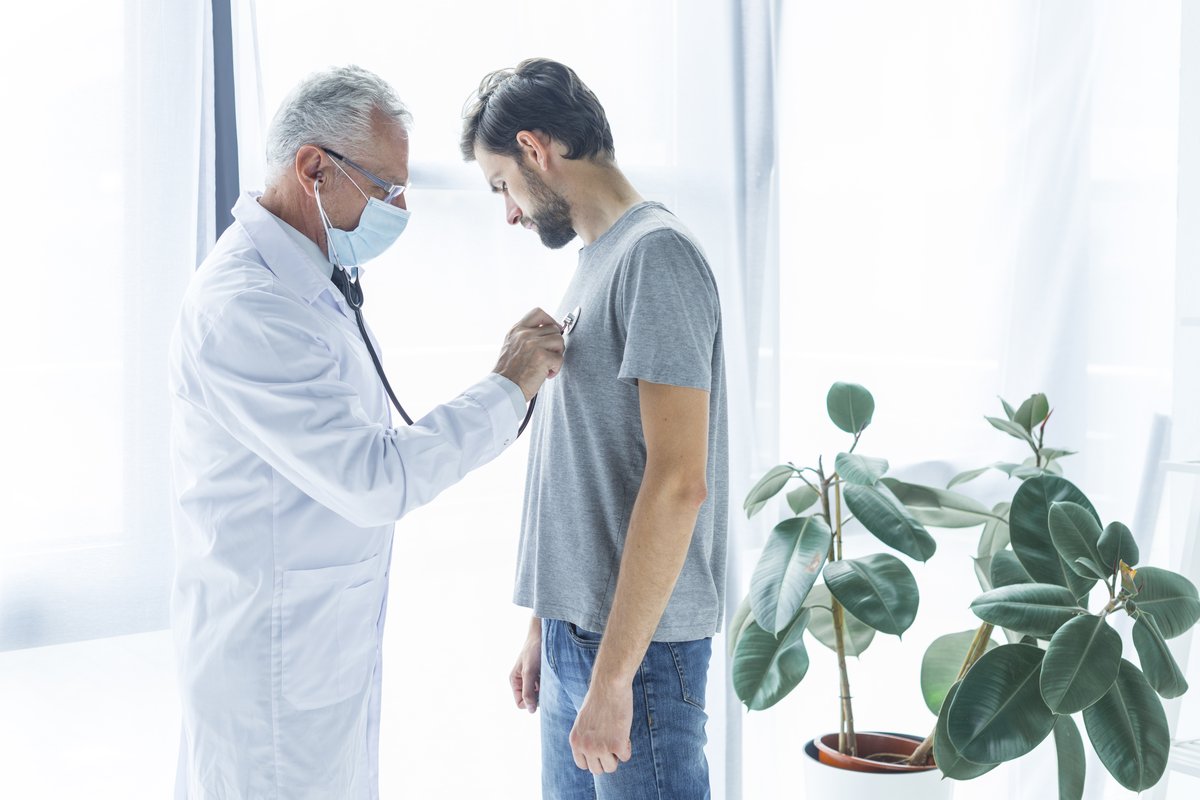 Cuándo ir al neumólogo: 7 señales de alarma que no debes ignorar 2 Neumólogo examinando los pulmones de un paciente con estetoscopio durante consulta médica