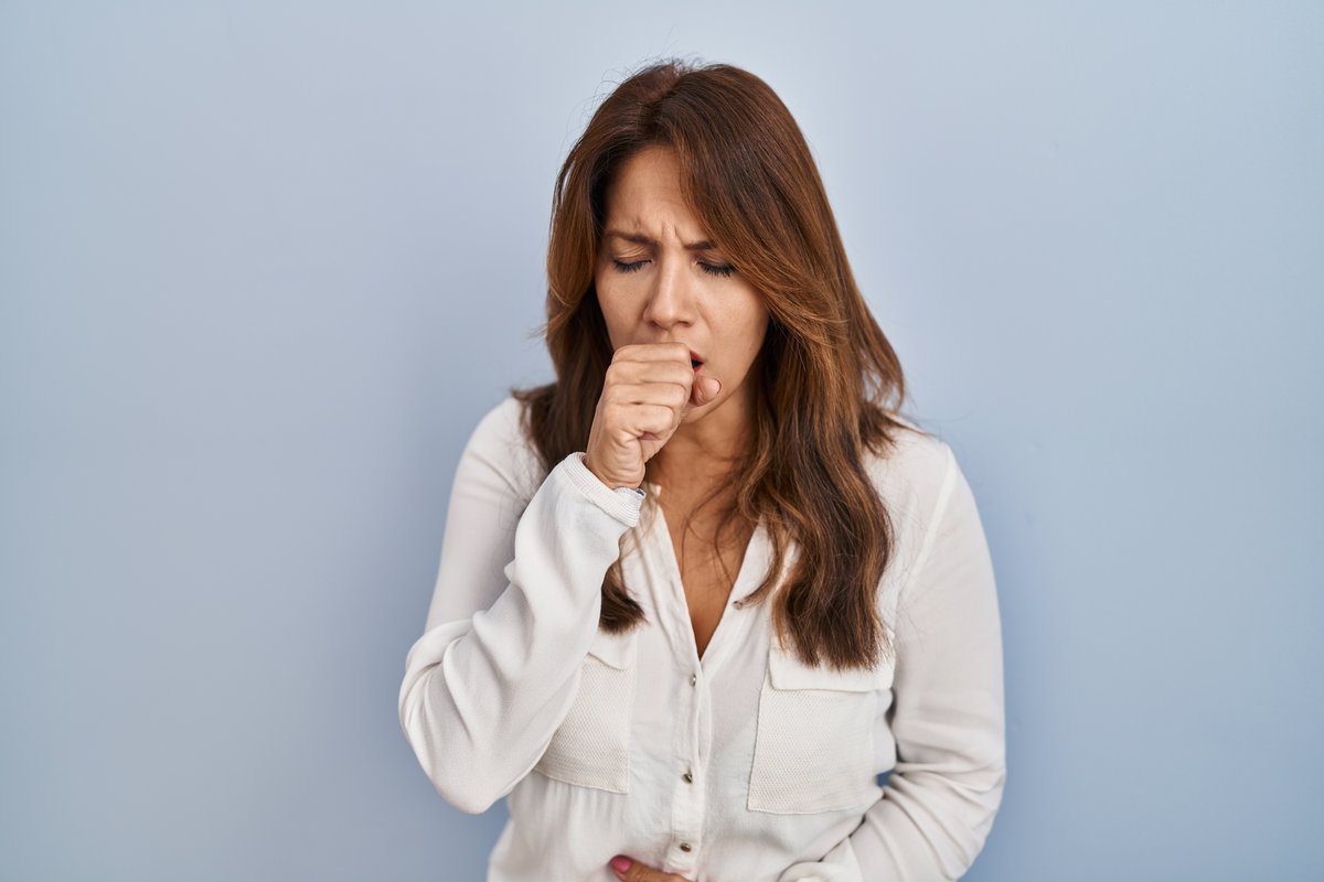 Cuándo ir al neumólogo: 7 señales de alarma que no debes ignorar 1 Mujer con tos persistente y molestia en el pecho, señal de alarma para consultar al neumólogo